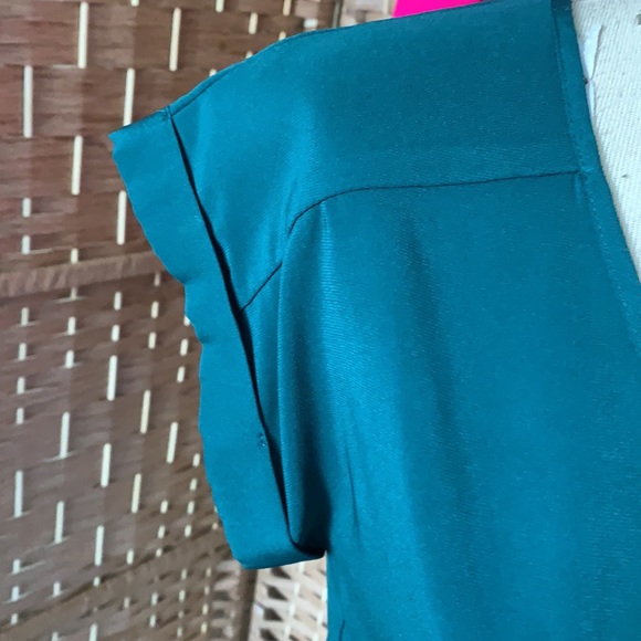 Express capped sleeve V-neck blouse - Picture 3 of 5